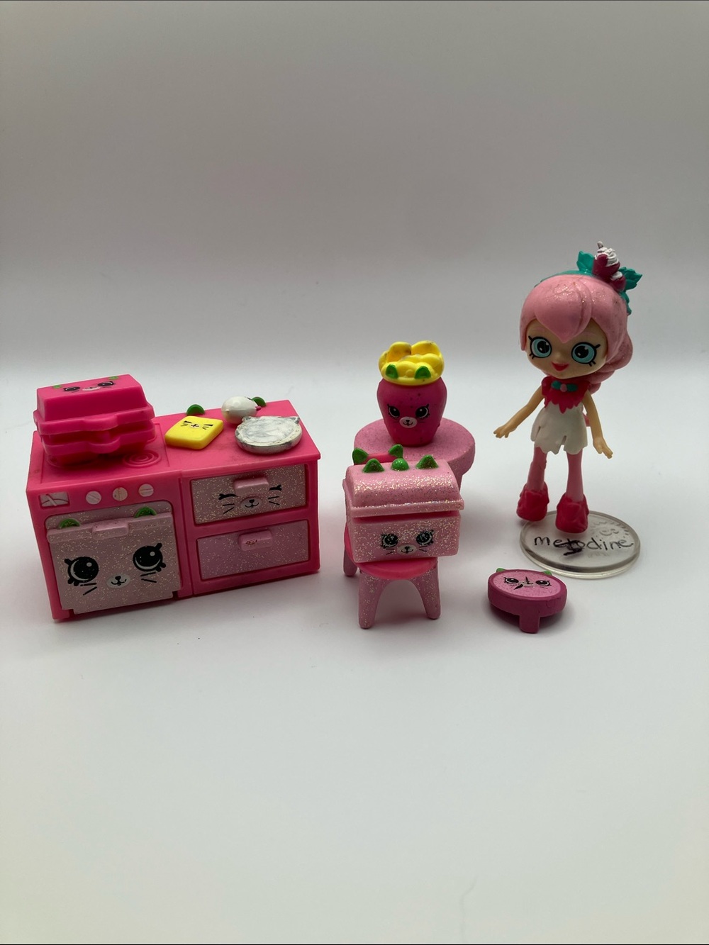Shopkins Happy Places Season 1 Lucy Smoothie Pink Kitty Kitchen Play Set  Bundle